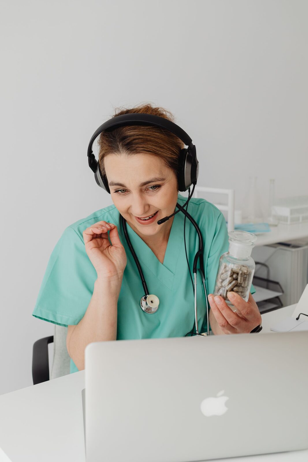 Profissional de saúde em consulta por telemedicina
